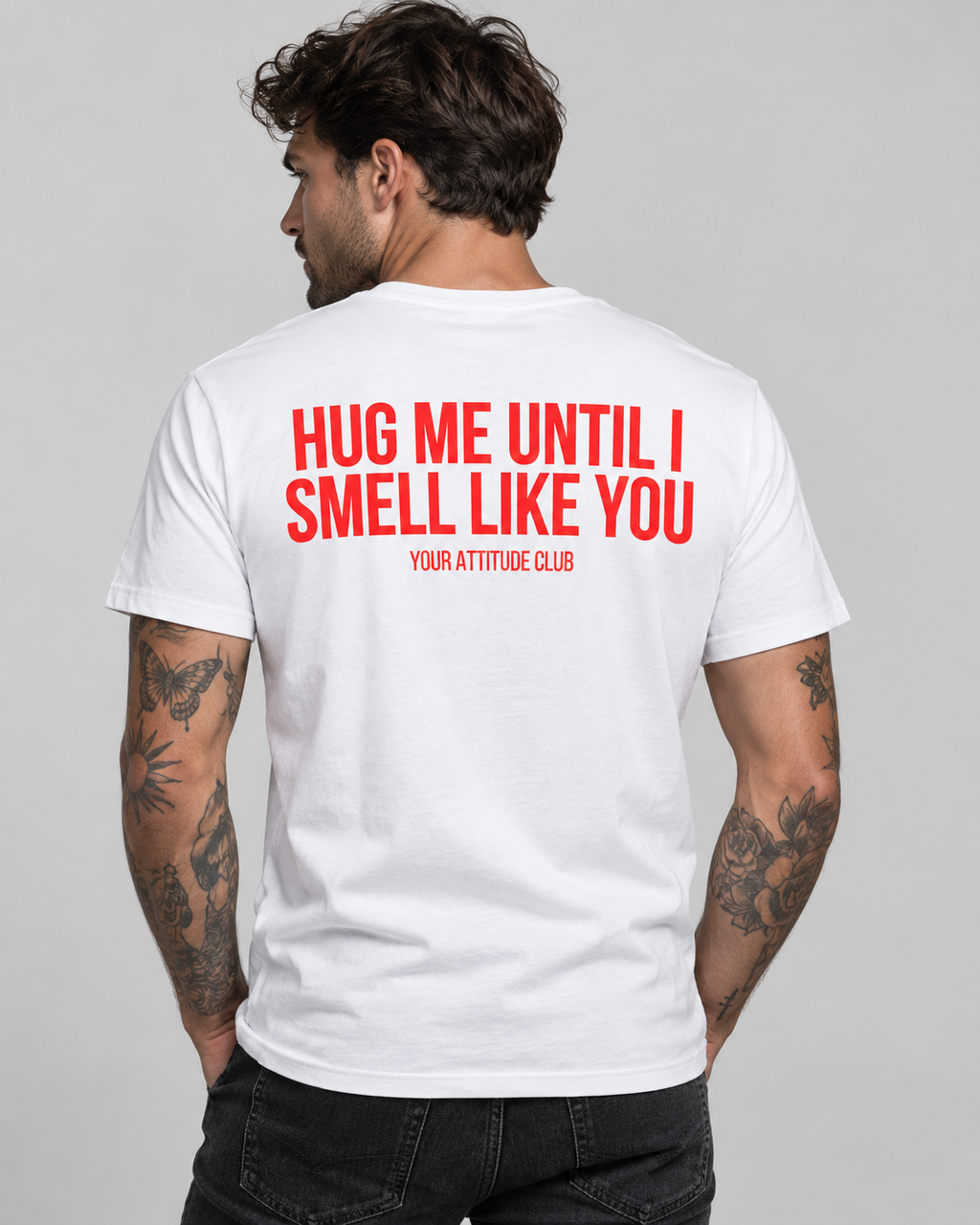 HUG ME UNTIL I SMELL LIKE YOU – Unisex Statement T-Shirt Weiß mit rotem Backprint | romantisch freches Sprüche Shirt