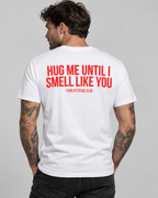 HUG ME UNTIL I SMELL LIKE YOU – Unisex Statement T-Shirt Weiß mit rotem Backprint | romantisch freches Sprüche Shirt