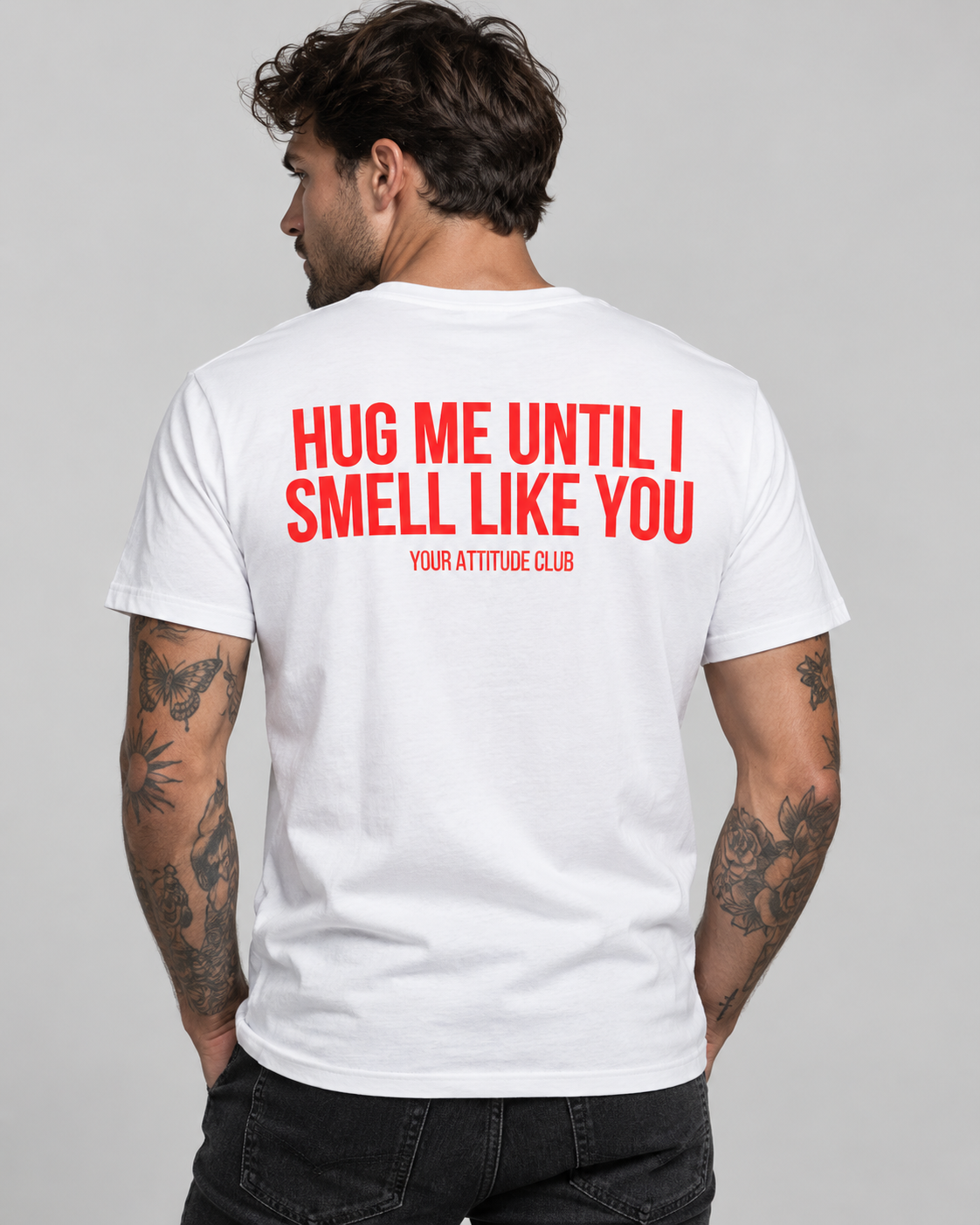 HUG ME UNTIL I SMELL LIKE YOU – Unisex Statement T-Shirt Weiß mit rotem Backprint | romantisch freches Sprüche Shirt