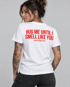 HUG ME UNTIL I SMELL LIKE YOU – Unisex Statement T-Shirt Weiß mit rotem Backprint | romantisch freches Sprüche Shirt