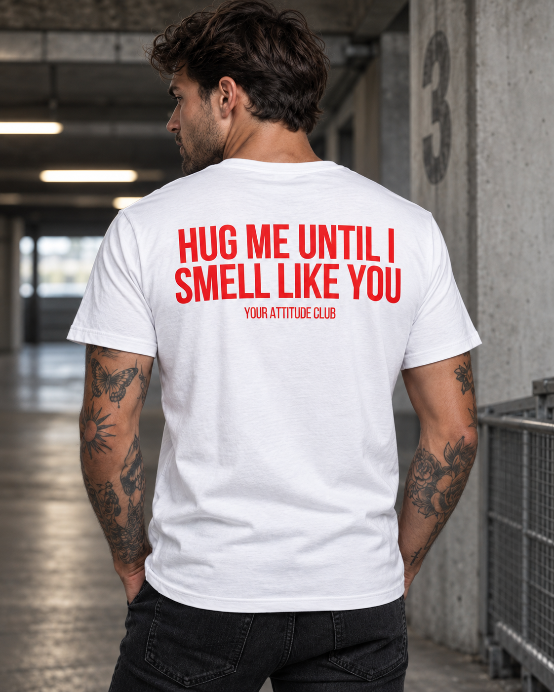 HUG ME UNTIL I SMELL LIKE YOU – Unisex Statement T-Shirt Weiß mit rotem Backprint | romantisch freches Sprüche Shirt
