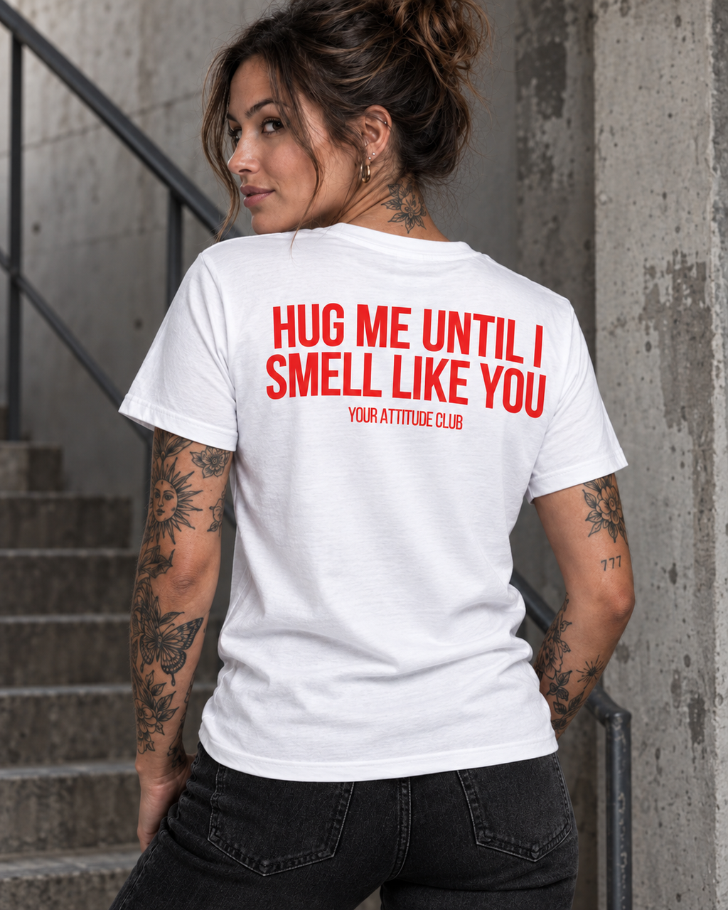 HUG ME UNTIL I SMELL LIKE YOU – Unisex Statement T-Shirt Weiß mit rotem Backprint | romantisch freches Sprüche Shirt