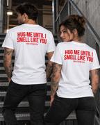 HUG ME UNTIL I SMELL LIKE YOU – Unisex Statement T-Shirt Weiß mit rotem Backprint | romantisch freches Sprüche Shirt