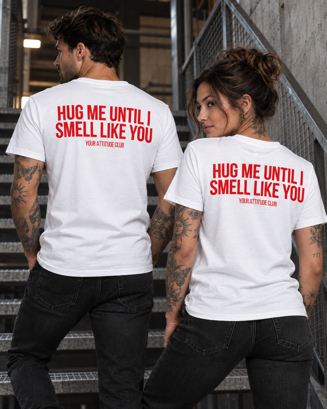 HUG ME UNTIL I SMELL LIKE YOU – Unisex Statement T-Shirt Weiß mit rotem Backprint | romantisch freches Sprüche Shirt
