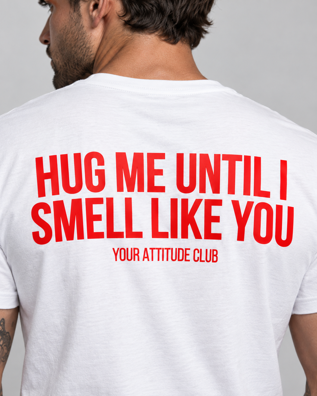 HUG ME UNTIL I SMELL LIKE YOU – Unisex Statement T-Shirt Weiß mit rotem Backprint | romantisch freches Sprüche Shirt