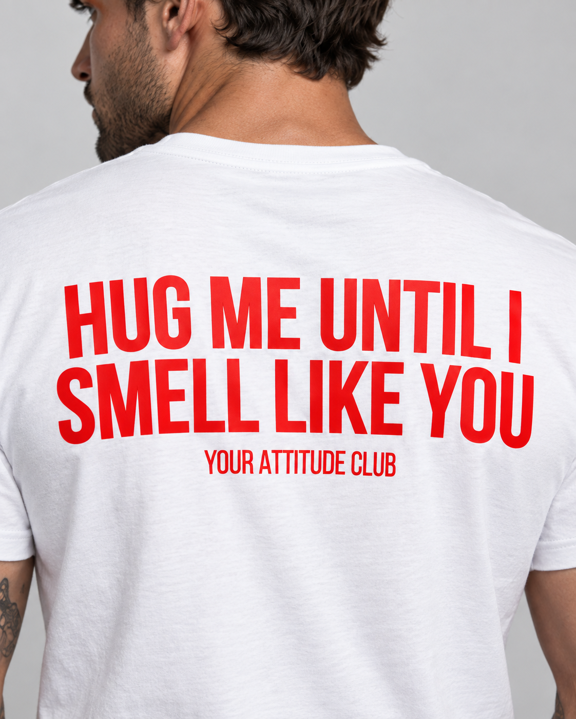 HUG ME UNTIL I SMELL LIKE YOU – Unisex Statement T-Shirt Weiß mit rotem Backprint | romantisch freches Sprüche Shirt