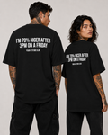 I’M 70% NICER AFTER 3PM ON A FRIDAY – schwarzes Oversize Unisex Shirt, weißer Backprint, lustiges Büro Shirt, Freitag Spruch, Kollegen Geschenk