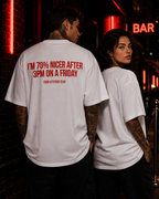 I’M 70% NICER AFTER 3PM ON A FRIDAY – schwarzes Oversize Unisex Shirt, weißer Backprint, lustiges Büro Shirt, Freitag Spruch, Kollegen Geschenk
