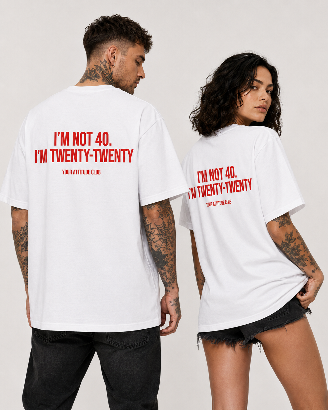 I’M NOT 40. I’M TWENTY-TWENTY – weißes Oversize Unisex Shirt, roter Backprint, lustiges 40. Geburtstag Shirt, Geburtstagsgeschenk, Spruchshirt