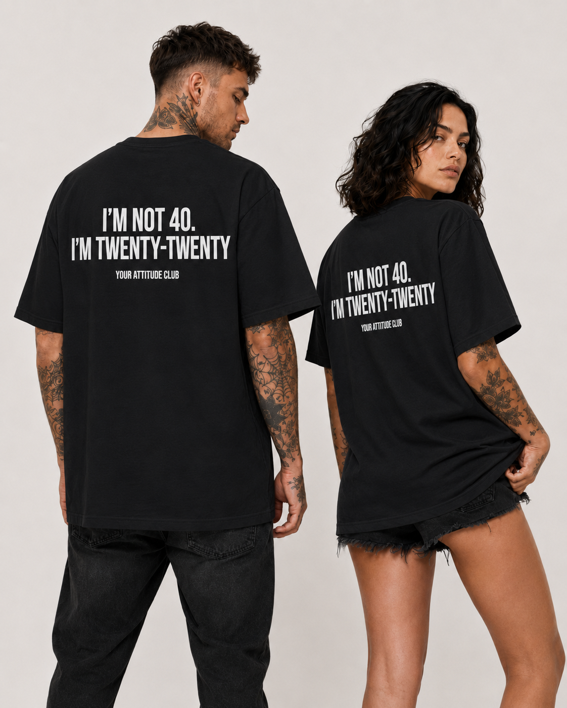 I’M NOT 40. I’M TWENTY-TWENTY – schwarzes Oversize Unisex Shirt, weißer Backprint, lustiges 40. Geburtstag Shirt, Geburtstagsgeschenk, Spruchshirt