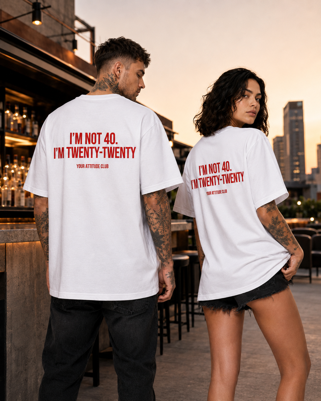 I’M NOT 40. I’M TWENTY-TWENTY – weißes Oversize Unisex Shirt, roter Backprint, lustiges 40. Geburtstag Shirt, Geburtstagsgeschenk, Spruchshirt