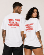 I’M NOT A PEOPLE PERSON. I’M A PEOPLE AVOIDER. – weißes Oversize Unisex Shirt, roter Backprint, lustiges Spruchshirt, Anti Social Shirt, Geschenk