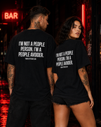 I’M NOT A PEOPLE PERSON. I’M A PEOPLE AVOIDER. – schwarzes Oversize Unisex Shirt, weißer Backprint, Introvert Shirt, lustiges Spruchshirt, Geschenk