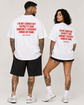 I’M NOT FAMOUS BUT I’M PRETTY SURE SOMEONE’S THERAPIST KNOWS MY NAME – weißes Oversize Unisex Shirt, roter Backprint, lustiges Spruchshirt, Geschenk