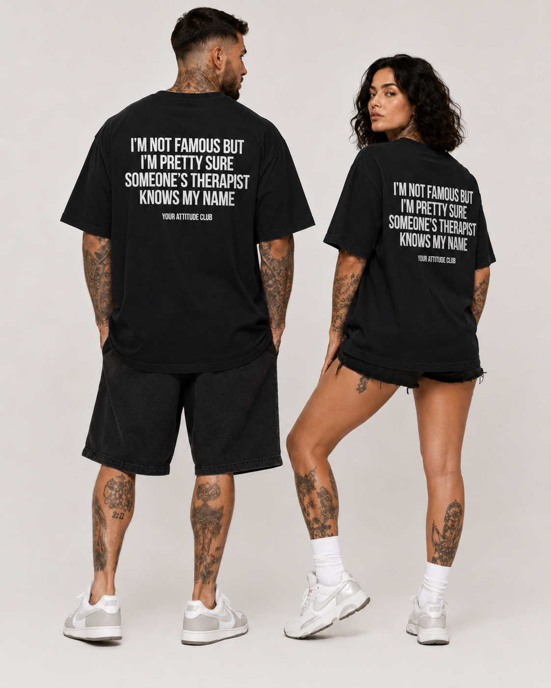 I’M NOT FAMOUS BUT I’M PRETTY SURE SOMEONE’S THERAPIST KNOWS MY NAME – schwarzes Oversize Unisex Shirt, weißer Backprint, Funny Shirt, Sarkasmus Geschenk