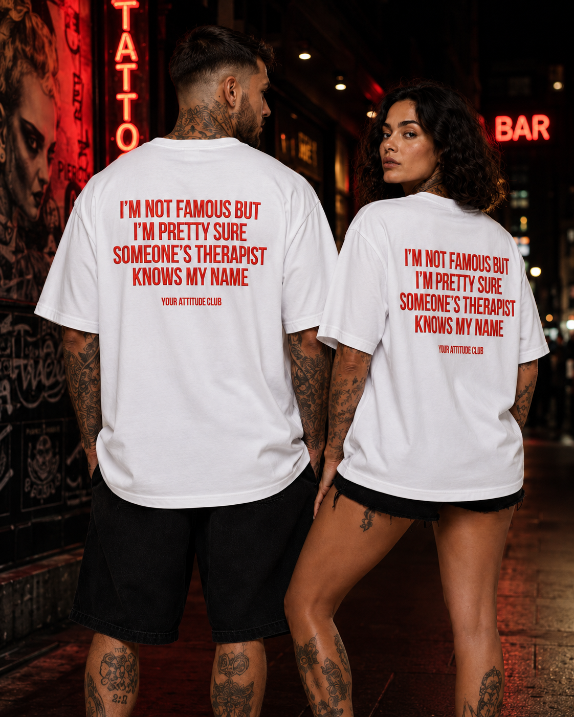 I’M NOT FAMOUS BUT I’M PRETTY SURE SOMEONE’S THERAPIST KNOWS MY NAME – weißes Oversize Unisex Shirt, roter Backprint, lustiges Spruchshirt, Geschenk