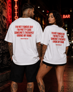 I’M NOT FAMOUS BUT I’M PRETTY SURE SOMEONE’S THERAPIST KNOWS MY NAME – schwarzes Oversize Unisex Shirt, weißer Backprint, Funny Shirt, Sarkasmus Geschenk
