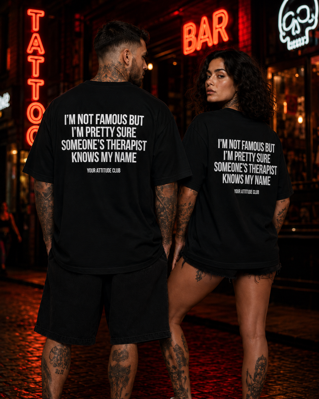 I’M NOT FAMOUS BUT I’M PRETTY SURE SOMEONE’S THERAPIST KNOWS MY NAME – schwarzes Oversize Unisex Shirt, weißer Backprint, Funny Shirt, Sarkasmus Geschenk