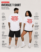 I’M NOT FAMOUS BUT I’M PRETTY SURE SOMEONE’S THERAPIST KNOWS MY NAME – weißes Oversize Unisex Shirt, roter Backprint, lustiges Spruchshirt, Geschenk