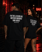 I’M THE LESSON HIS MOTHER WARNED HIM ABOUT – weißes Oversize Unisex Shirt, roter Backprint, freches Spruchshirt, schwarzer Humor, Statement Shirt