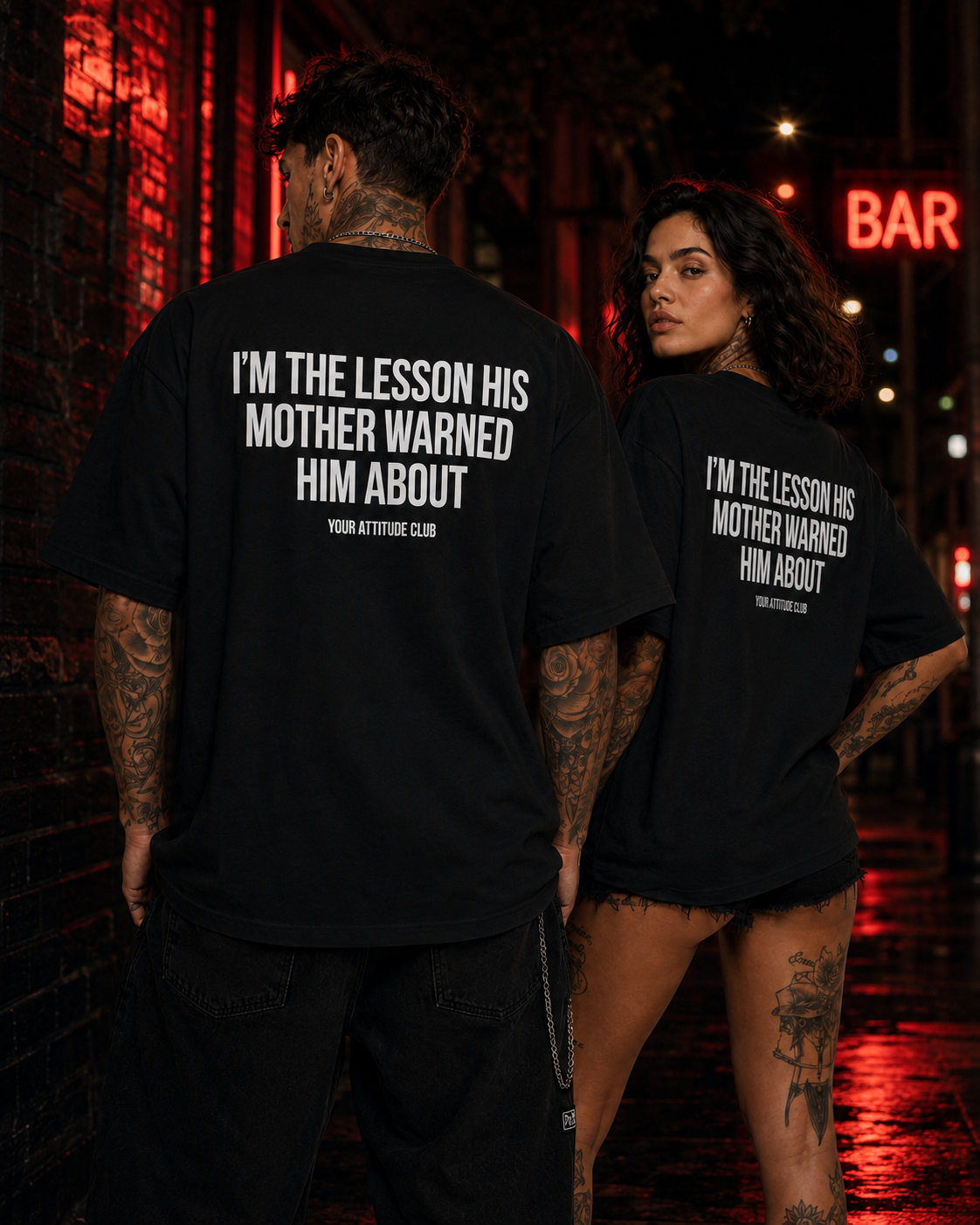 I’M THE LESSON HIS MOTHER WARNED HIM ABOUT – weißes Oversize Unisex Shirt, roter Backprint, freches Spruchshirt, schwarzer Humor, Statement Shirt