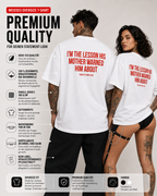 I’M THE LESSON HIS MOTHER WARNED HIM ABOUT – weißes Oversize Unisex Shirt, roter Backprint, freches Spruchshirt, schwarzer Humor, Statement Shirt