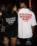 I’M THE LESSON HIS MOTHER WARNED HIM ABOUT – weißes Oversize Unisex Shirt, roter Backprint, freches Spruchshirt, schwarzer Humor, Statement Shirt