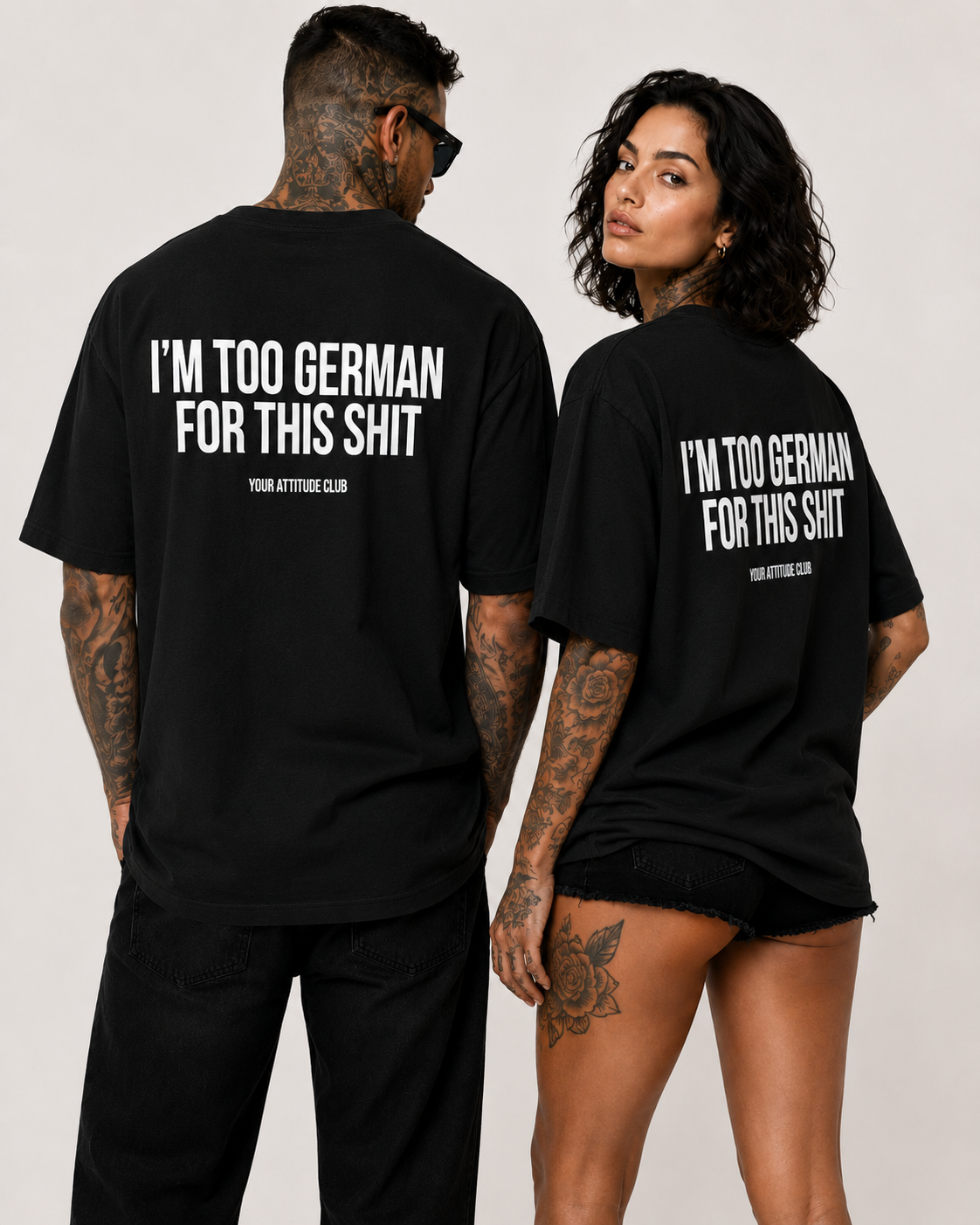 I’M TOO GERMAN FOR THIS SHIT – weißes Oversize Unisex Shirt, roter Backprint, lustiges Spruchshirt, German Humor, Statement Shirt, Geschenk