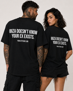 IBIZA DOESN’T KNOW YOUR EX EXISTS – schwarzes Oversize Unisex Shirt, weißer Backprint, Ibiza Party Shirt, Breakup Shirt, freches Ex Statement Shirt