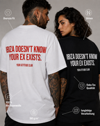 IBIZA DOESN’T KNOW YOUR EX EXISTS – weißes Oversize Unisex Shirt, roter Backprint, Ibiza Shirt, Breakup Shirt, Party Shirt, lustiges Statement Shirt