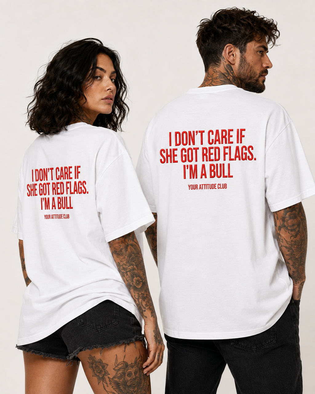 I DON'T CARE IF SHE GOT RED FLAGS. I'M A BULL – weißes Unisex Oversize Shirt mit rotem Backprint, freches Statement T-Shirt, Dating Humor, Geschenk