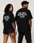 I DON'T CARE IF SHE GOT RED FLAGS. I'M A BULL – weißes Unisex Oversize Shirt mit rotem Backprint, freches Statement T-Shirt, Dating Humor, Geschenk