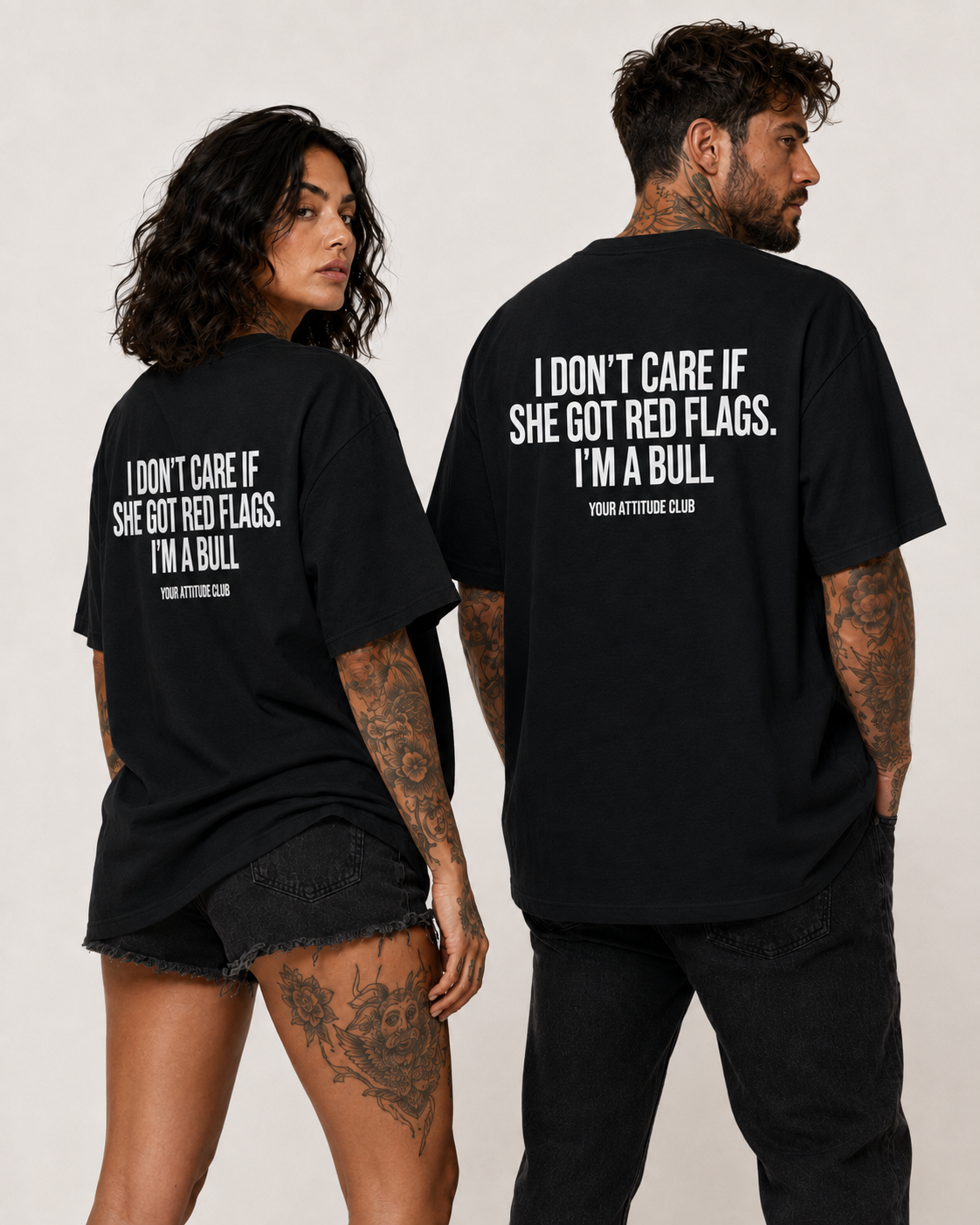 I DON'T CARE IF SHE GOT RED FLAGS. I'M A BULL – weißes Unisex Oversize Shirt mit rotem Backprint, freches Statement T-Shirt, Dating Humor, Geschenk