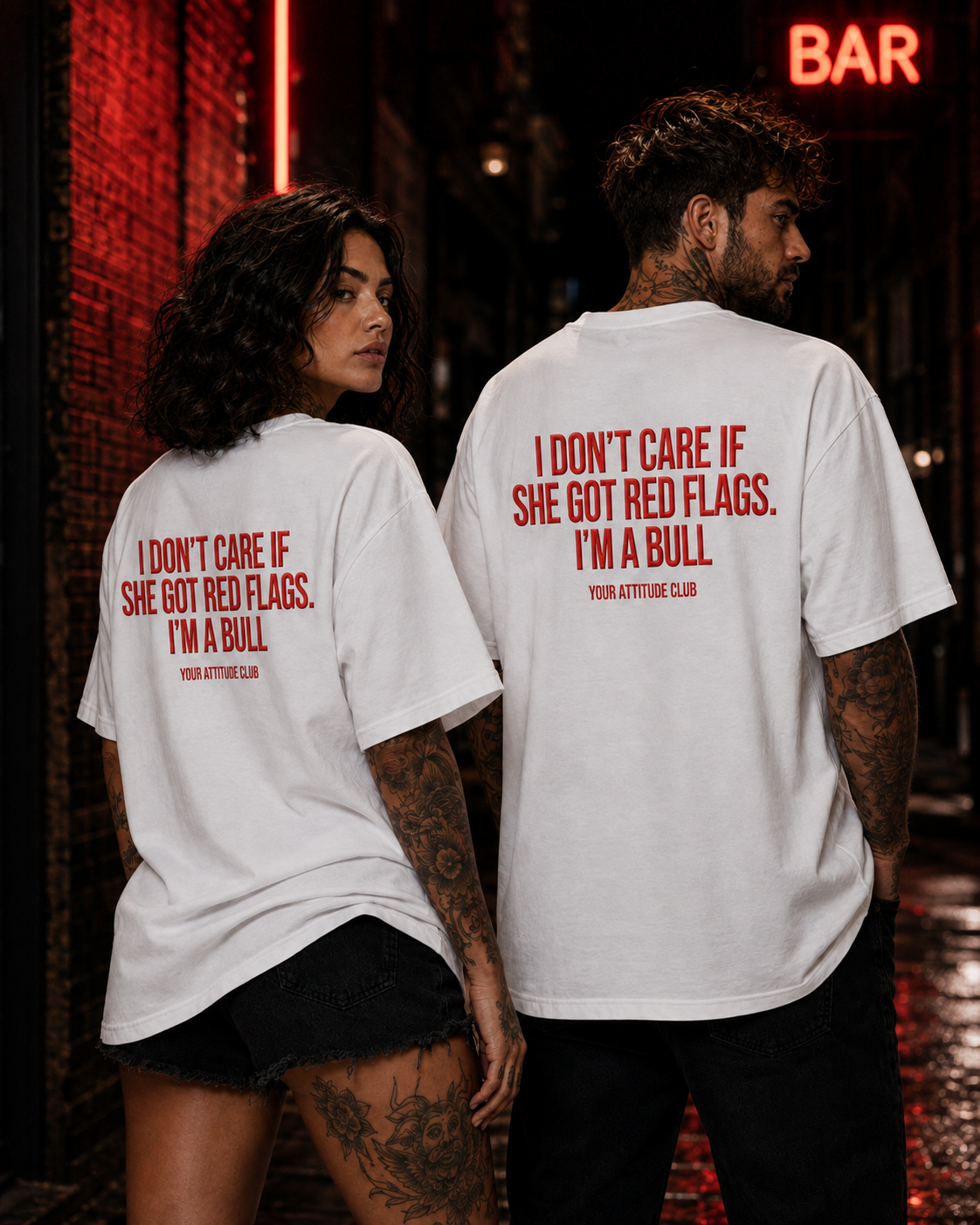 I DON'T CARE IF SHE GOT RED FLAGS. I'M A BULL – weißes Unisex Oversize Shirt mit rotem Backprint, freches Statement T-Shirt, Dating Humor, Geschenk