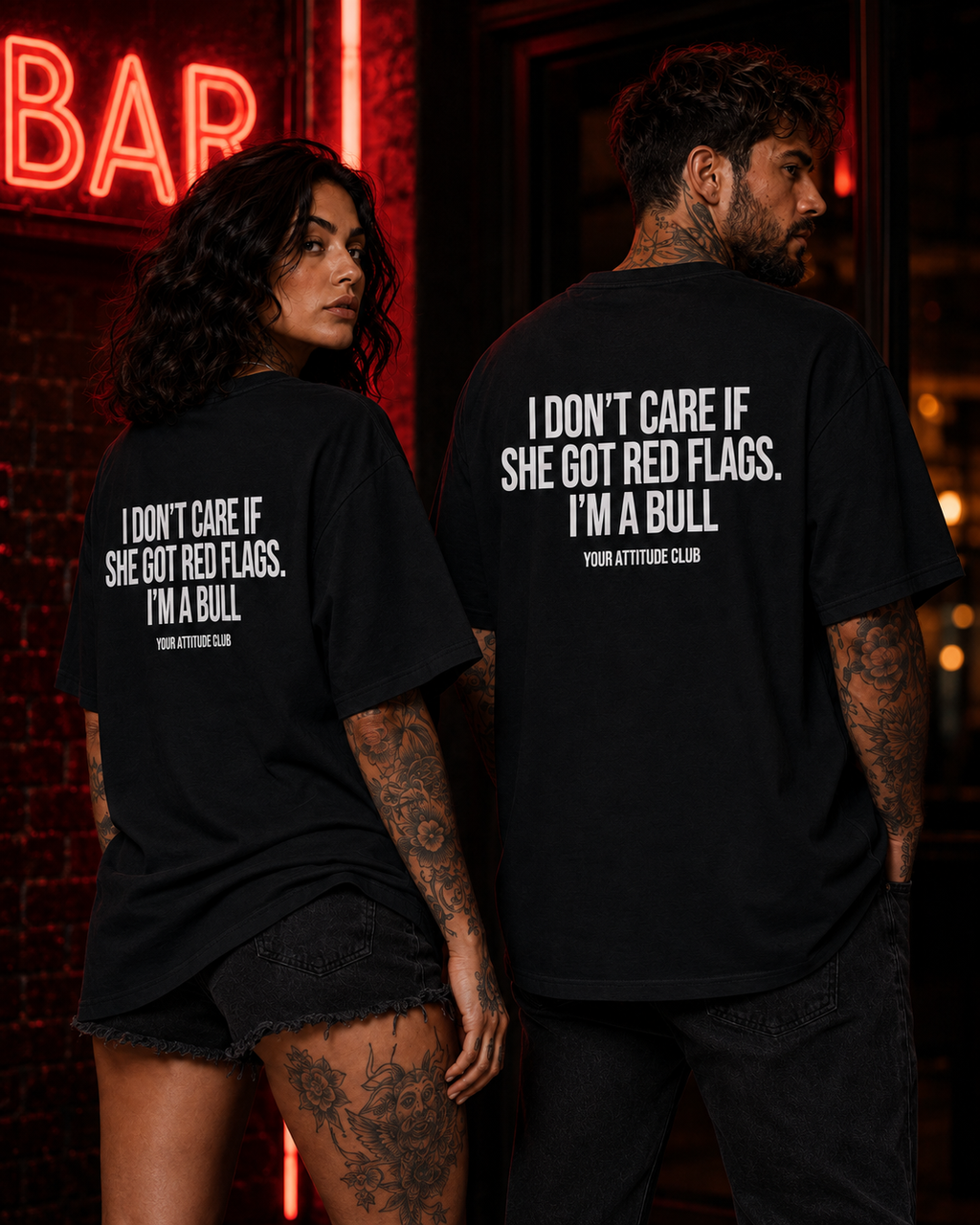 I DON'T CARE IF SHE GOT RED FLAGS. I'M A BULL – schwarzes Unisex Oversize Shirt mit weißem Backprint, freches Statement T-Shirt, Dating Humor, Geschenk