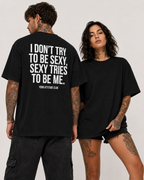 I DON’T TRY TO BE SEXY, SEXY TRIES TO BE ME – weißes Oversize Unisex Shirt, roter Backprint, freches Statement Shirt, lustiges Shirt, Streetwear