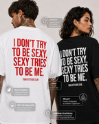 I DON’T TRY TO BE SEXY, SEXY TRIES TO BE ME – weißes Oversize Unisex Shirt, roter Backprint, freches Statement Shirt, lustiges Shirt, Streetwear