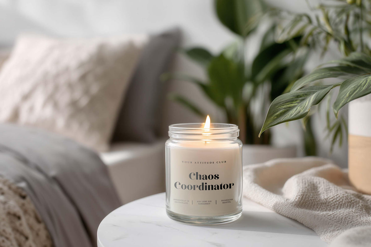 Chaos Coordinator – Lustige Spruchkerze aus Sojawachs, Geschenk für Mamas & Multitasker:innen, personalisierbar, witziges Duftkerzen Geschen