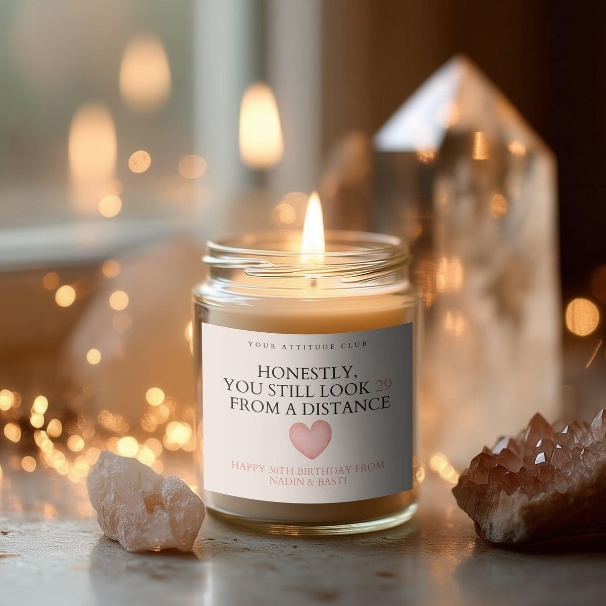 Honestly, you still look 29 from a distance – Lustige Geburtstagskerze, personalisierbares Geschenk aus Sojawachs für Frauen, Männer & Freun