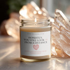 Honestly, you still look 19 from a distance – Lustige Geburtstagskerze, personalisierbar, Geschenkidee für Freunde, Frauen & Männer mit Humo