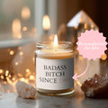 BADASS BITCH SINCE [Jahr] – Personalisierbare Kerze aus Sojawachs, witziges Geschenk für Powerfrauen, Freundinnen & Geburtstage