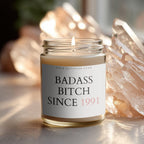 BADASS BITCH SINCE [Jahr] – Personalisierbare Kerze aus Sojawachs, witziges Geschenk für Powerfrauen, Freundinnen & Geburtstage