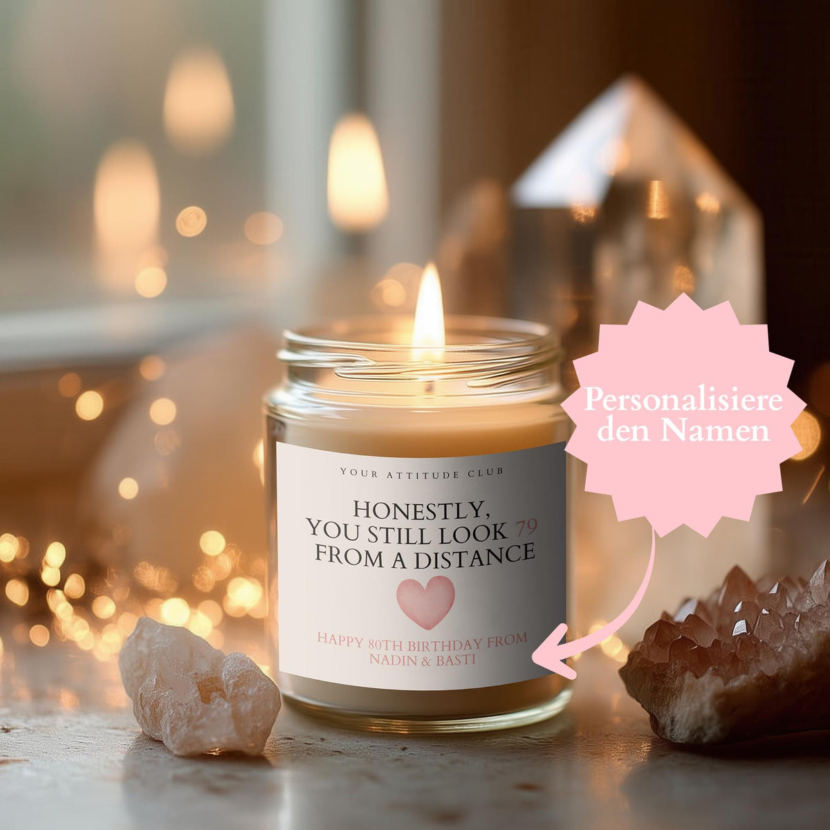 Honestly, you still look 79 from a distance – Lustige personalisierbare Geburtstagskerze aus Sojawachs, Geschenkidee für Frauen & Männer mit