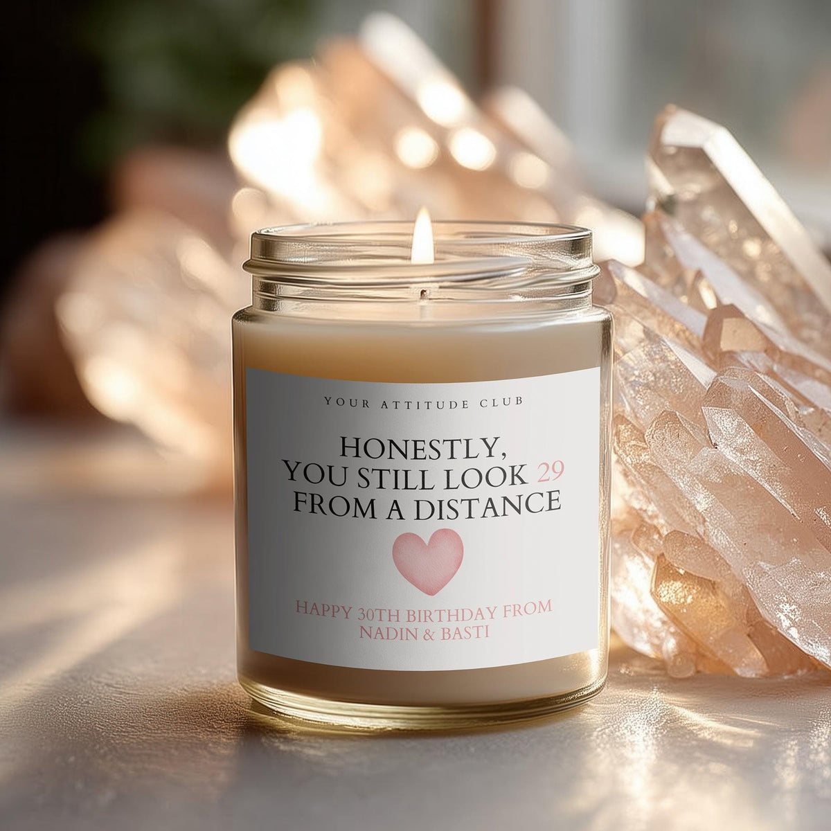 Honestly, you still look 29 from a distance – Lustige Geburtstagskerze, personalisierbares Geschenk aus Sojawachs für Frauen, Männer & Freun