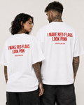I MAKE RED FLAGS LOOK PINK – weißes Unisex Oversize Shirt mit rotem Backprint, lustiges Statement T-Shirt, Dating Humor, frecher Spruch, Geschenk