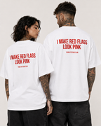 I MAKE RED FLAGS LOOK PINK – weißes Unisex Oversize Shirt mit rotem Backprint, lustiges Statement T-Shirt, Dating Humor, frecher Spruch, Geschenk