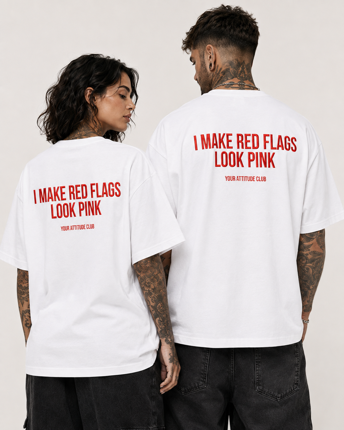 I MAKE RED FLAGS LOOK PINK – schwarzes Unisex Oversize Shirt mit weißem Backprint, lustiges Statement T-Shirt, Dating Humor, frecher Spruch, Geschenk