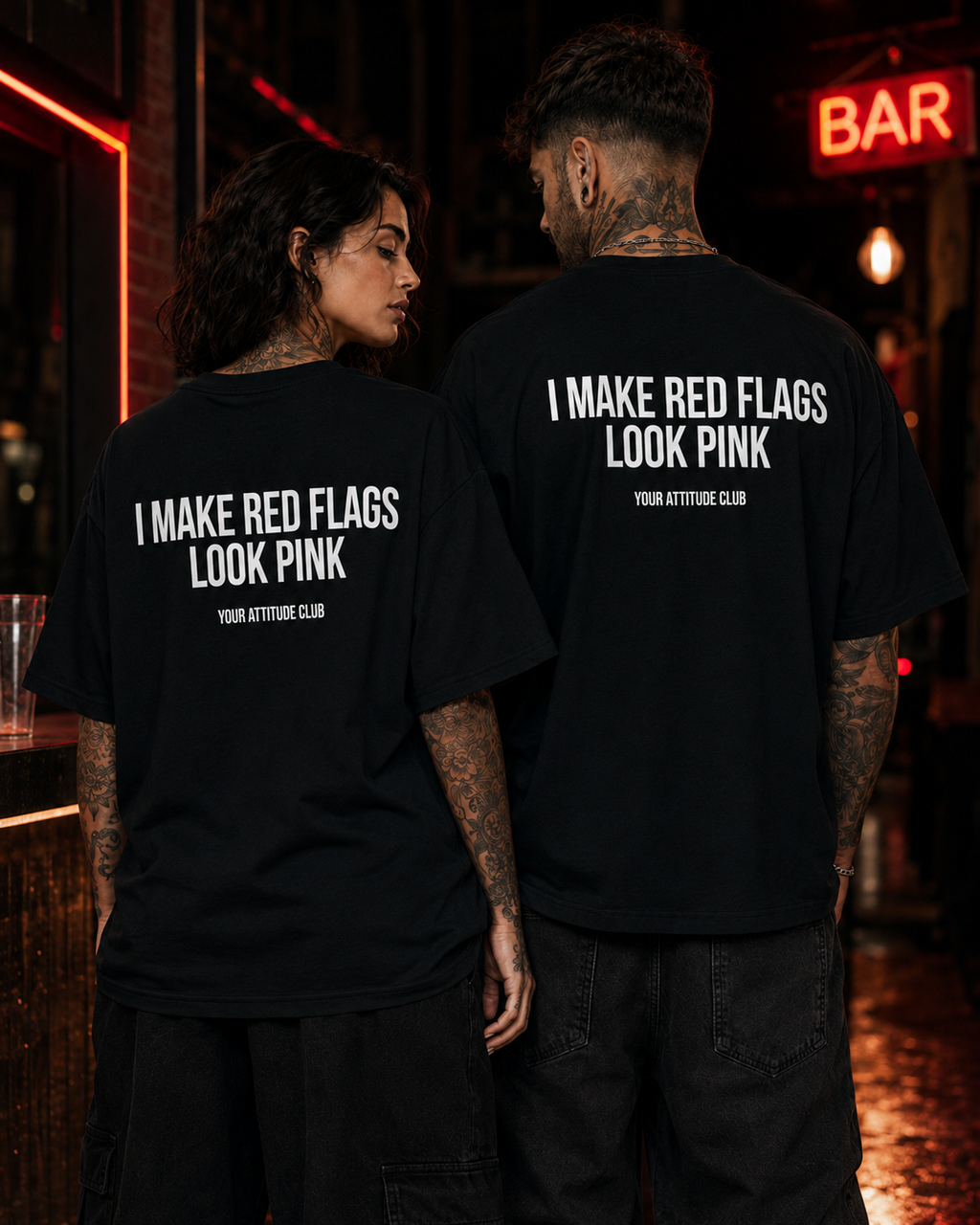 I MAKE RED FLAGS LOOK PINK – schwarzes Unisex Oversize Shirt mit weißem Backprint, lustiges Statement T-Shirt, Dating Humor, frecher Spruch, Geschenk