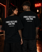 I MAKE RED FLAGS LOOK PINK – schwarzes Unisex Oversize Shirt mit weißem Backprint, lustiges Statement T-Shirt, Dating Humor, frecher Spruch, Geschenk