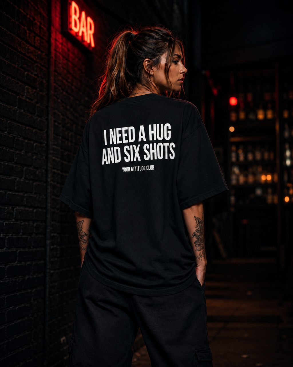 I NEED A HUG AND SIX SHOTS | Oversize Shirt Unisex mit Backprint, Statement Shirt aus Bio-Baumwolle